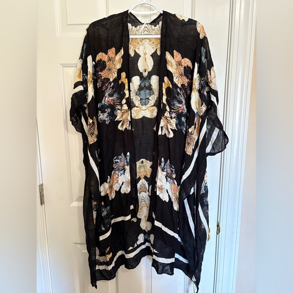Modenae Black Floral Top